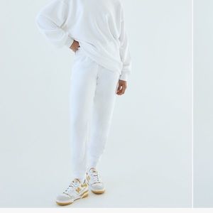 Aritzia TNA boyfriend sweatpants cozy fleece in white